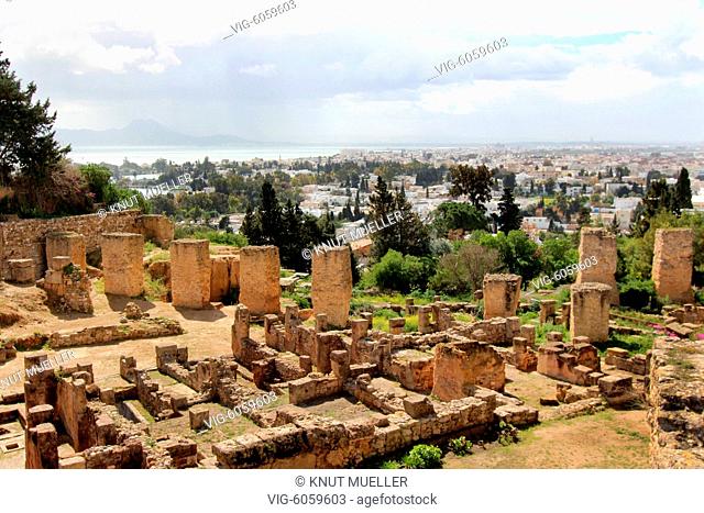 Karthago. Quartier Punique auf dem Byrsa-Hügel mit Blick auf das moderne Karthago, den punischen Hafen La Goulette nach Tunis und auf das Mittelmeer