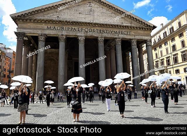 Flash-mob with white umbrellas on the notes and the scenography of Singin in the rain, during the national manifestation of the tourist guides to request...