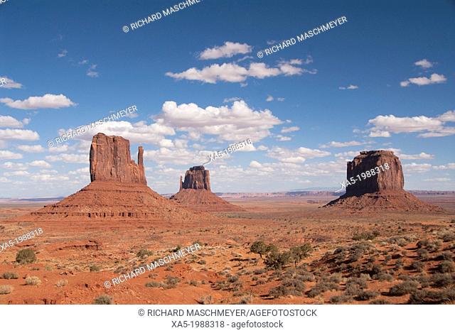 USA, Utah, Monument Valley Navajo Tribal Park, West and East Mittens (left), Merrick Butte (right)