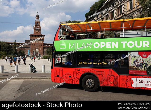 02 September 2023, Italy, Mailand: View of the medieval fortress Castello Sforzesco with a tourist bus in front of it. Photo: Friso Gentsch/dpa