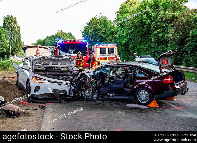 26 June 2023, Baden-Württemberg, Wernau: Rescue services, fire department and police are on duty at the scene of an accident