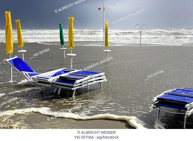 Storm over couch chair - a plant at the Italian coast - Viarreggio, Toscana, Italien, 28/05/2007