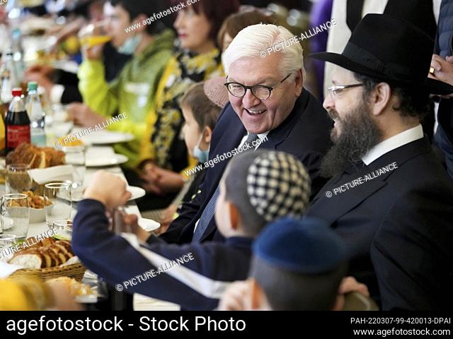 07 March 2022, Berlin: Federal President Frank-Walter Steinmeier (2.vr) talks to children and young people who have fled Ukraine.
