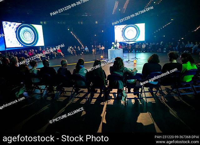 20 December 2023, Hamburg: The participants sit in a circle in the middle of the Barclays Arena before the event. Almost 100 very different people have created...