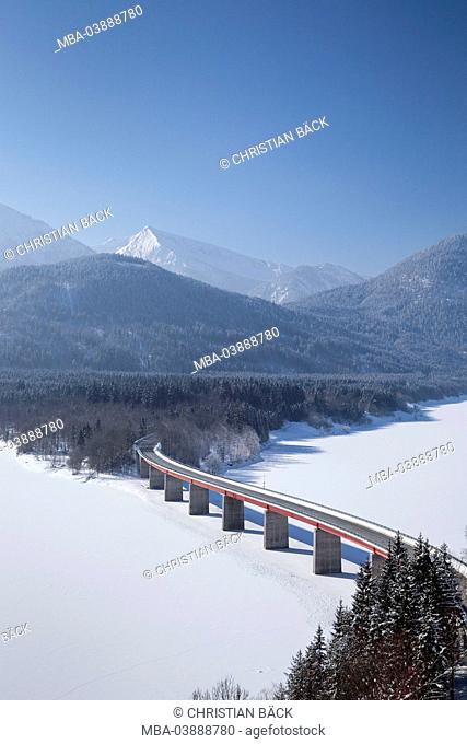 Bridge over Sylvenstein Dam in front of Karwendel in winter, Fall village near Lenggries, Upper Bavaria, Bavaria, Germany