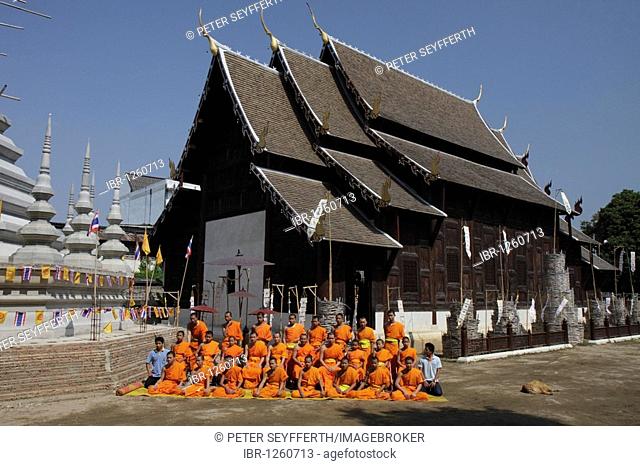 Group picture of monks, Wat Phan Tao, Chiang Mai, Thailand, Asia