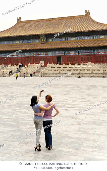 Tourists taking their own photograph in front of the Hall for Worship Of Ancestors, The Forbidden City, Beijing, China, Asia  MR