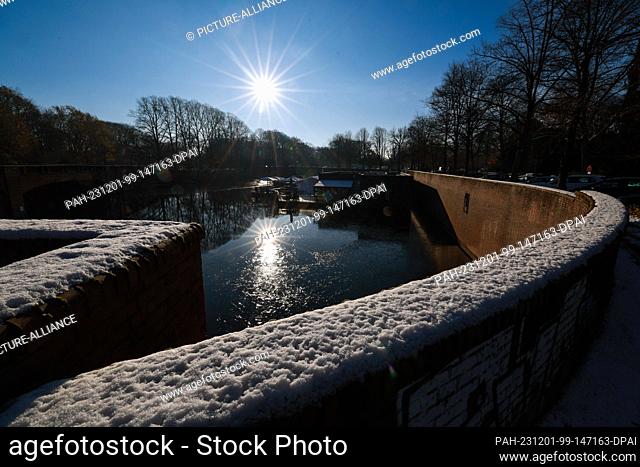 30 November 2023, Hamburg: Even when the sun is shining brightly, the snow remains in the city park. The wintry temperatures continue in the coming days
