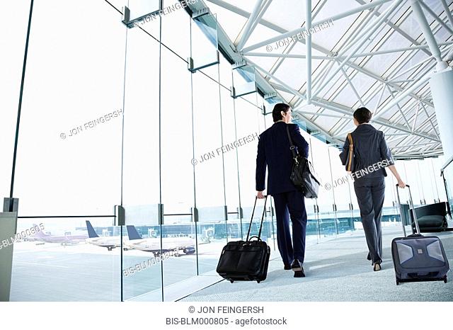Gente de negocios multi-étnica caminando en el aeropuerto