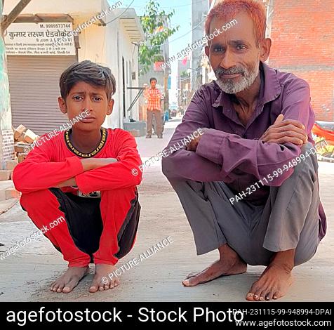 PRODUCCIÓN - 02 octubre 2023, India, Neu-Delhi: Sher Singh y su hijo de 14 años. Sher Singh está siempre sin aliento. Sólo puede caminar por un corto tiempo