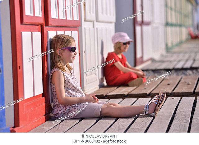 LITTLE GIRLS IN FRONT OF THE BEACH HUTS IN CAYEUX-SUR-MER, BAY OF SOMME, SOMME, PICARDY, FRANCE