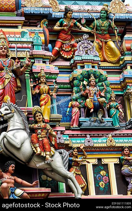 Bunte hinduistische Goetterfiguren an der Aussenfassade eines Tempels in Malaysia