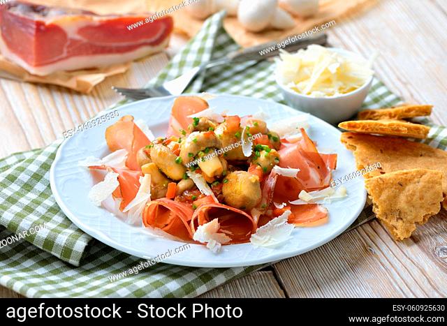 Lauwarmer Pilzsalat auf Südtiroler Speck mit Parmesan und Schüttelbrot serviert ? Lukewarm mushroom salad on original South Tyrolean bacon