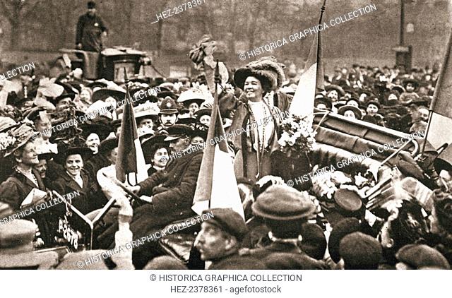 Britsh suffragette Emmeline Pethick-Lawrence's release from prison, 17 April 1909. The procession in her honour of her release marched from Marble Arch to the...