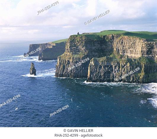 O'Brians tower and Breanan Mor seastack looking from Hag's Head, the Cliffs of Moher, up to 230m high, County Clare, Munster, Republic of Ireland Eire, Europe