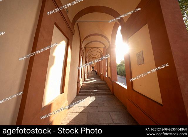 14 October 2023, Italy, Bologna: The arcades of Bologna. Photo: Sebastian Kahnert/dpa. - Bologna/Emilia-Romagna/Italy