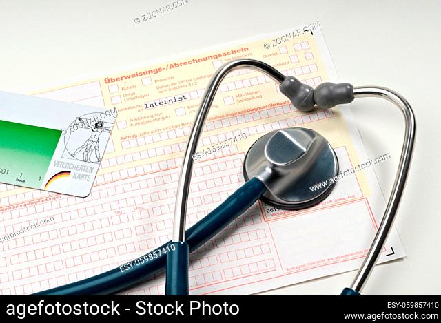 Stethoskop, Krankenkassenkarte und Überweisung