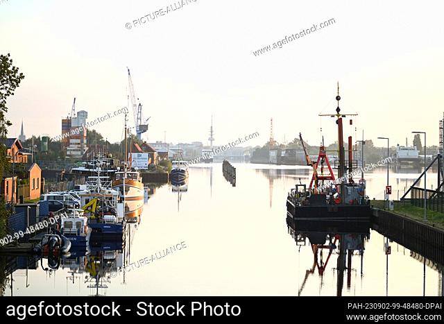 02 September 2023, Lower Saxony, Emden: A view of the inland port of Emden. Photo: Lars Penning/dpa. - Emden/Lower Saxony/Germany