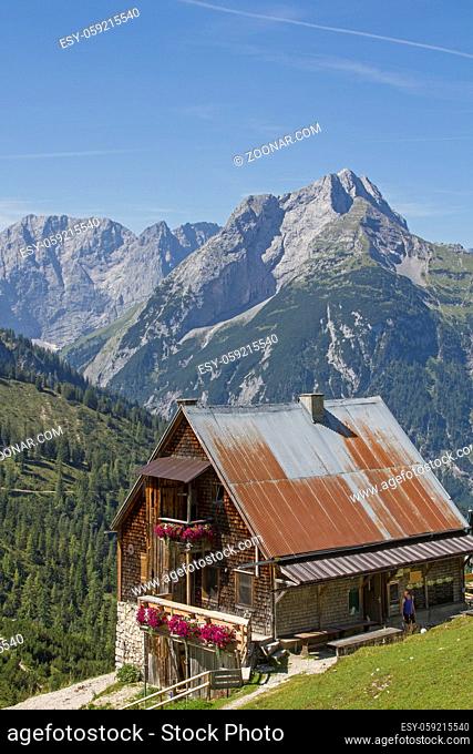 Plumsjochhütte ist ein beliebtes Ziel für Wanderer und Mountainbiker im Vorkarwendel