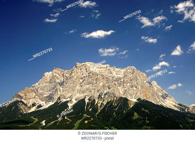 Gipfel der Zugspitze unter blauem Sommerhimmel