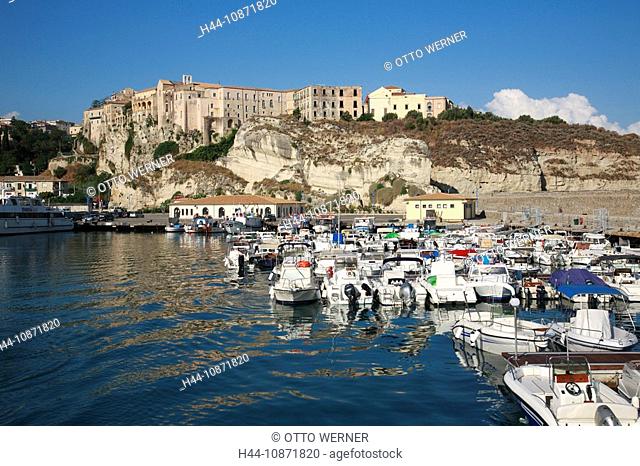 Panoramablick von der See aus auf die mittelalterliche Stadt Tropea mit dem Bootshafen, Kalabrien, Italien