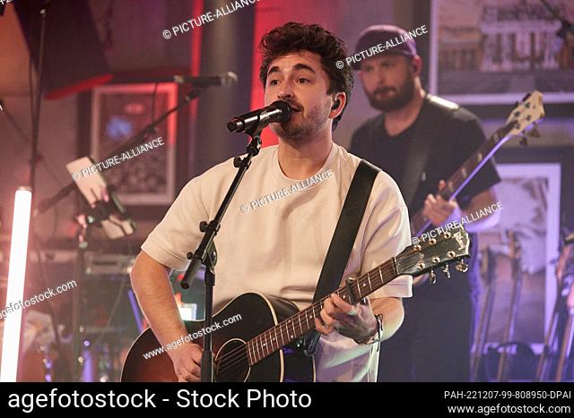 06 December 2022, Hamburg: Philipp Dittberner performs during the X-Mas Special of the initiative ""All Hands On Deck"", a live fundraising concert of artists...