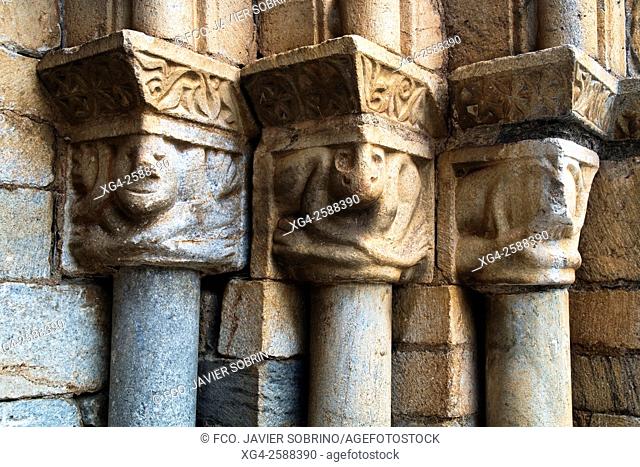Capiteles en la portada de la iglesia románica de Sant Joan. Isil. Alt Aneu. Pallars Sobirà . Lleida. Cataluña. España. Europa