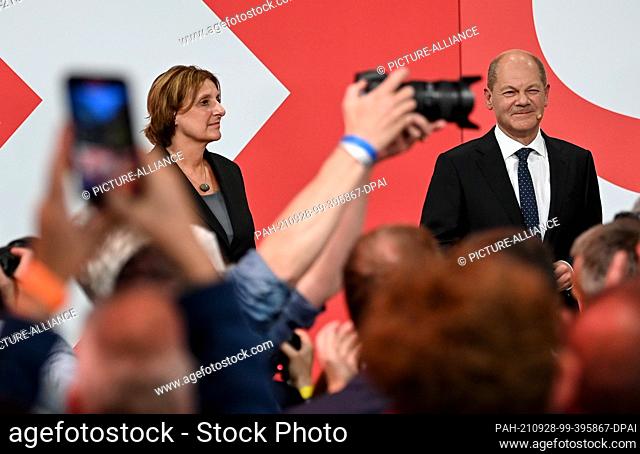 26 September 2021, Berlin: Olaf Scholz, Finance Minister and SPD candidate for Chancellor, stands on stage next to his wife Britta Ernst during the election...