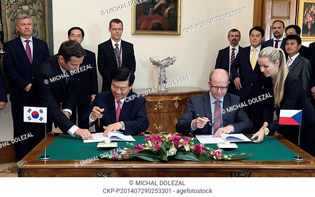 Czech Prime Minister Bohuslav Sobotka (right) and President of Korean company Hyundai Mobis Chung Myung-chul signed the investment agreement in Prague