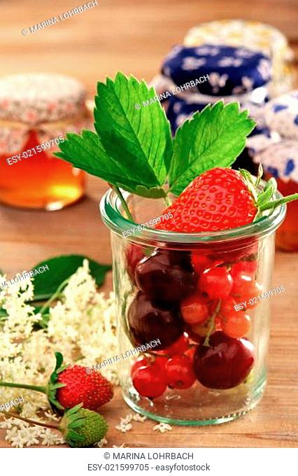 Glas mit Früchten, Marmelade, Holunderblüten