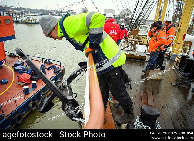 08 December 2023, Hamburg: Workers check the newly attached anchor of the four-masted barque and museum ship ""Peking"" in the museum harbor in Hamburg