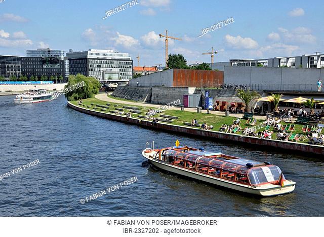 Excursion boat on the Spree river, Reichstagsufer, bank of the Reichstag, Spreebogen, bend in the Spree river, Government District, Berlin, Germany, Europe