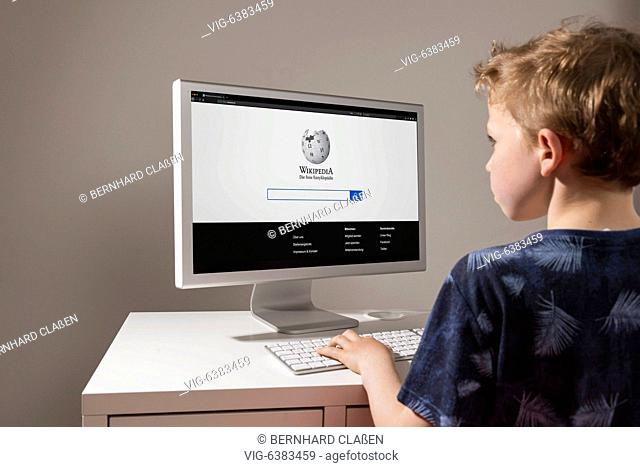 GERMANY, HAMBURG, 10.05.2019, Boy, 8 years, looking at website of the online encyclopedia wikipedia, GERMANY, HAMBURG, 10.05.2019