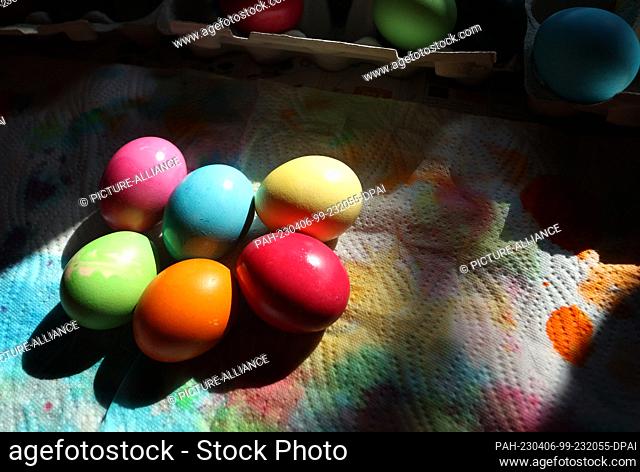 06 April 2023, Bavaria, Kaufbeuren: Colorful colored eggs are lying in a kitchen. Photo: Karl-Josef Hildenbrand/dpa. - Kaufbeuren/Bavaria/Germany