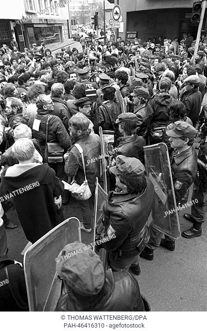 Demonstranten am 05.05.1985 in Bitburg. Zahlreiche Demonstranten, vor allem jüdische Studenten aus dem In- und Ausland, demonstrierten am Sonntag (05