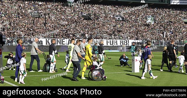 firo: 09/23/2023 Football: Football: 1.Bundesliga Vfl Borussia Monchengladbach - Gladbach - RB Leipzig 0:1 Entry of the TEAMS WITH DISABLED PEOPLE INCLUSION...