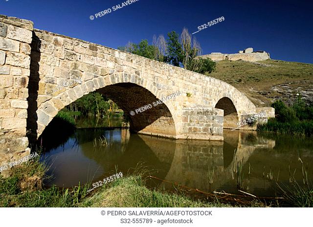 Bridge and Osma castle. Burgo de Osma. Castilla-León. Spain