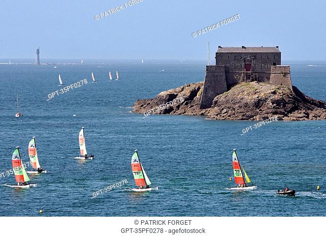 CATAMARANS FROM THE SAILING SCHOOL IN FRONT OF THE NATIONAL FORT, SAINT-MALO, ILLE-ET-VILAINE 35, FRANCE