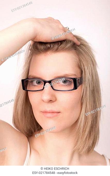 junge Frau mit Brille