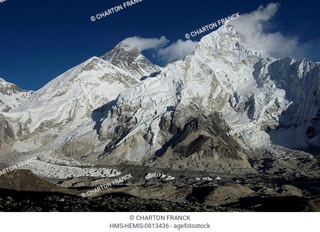 Nepal, Sagarmatha Zone, Khumbu Region, trek of the Everest Base Camp, summits of the Nupste and Everest (8850 m), from Kala Pattar (5600 m)