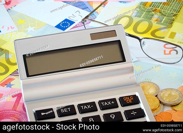 Leeres Display vom Taschenrechner auf Euro Geldscheinen