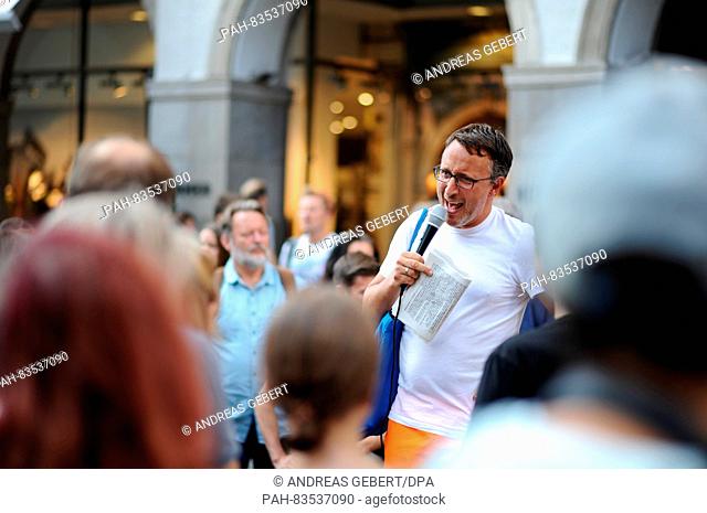 The London-born and Vienna-based city guide, Eugene Quinn, speaks to the around 100 participants in front of a building on Kaufinger-Strasse during the first...