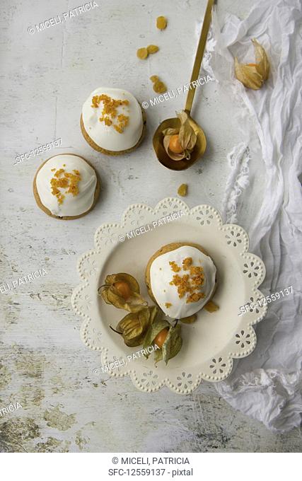Small Christmas cakes with physalis