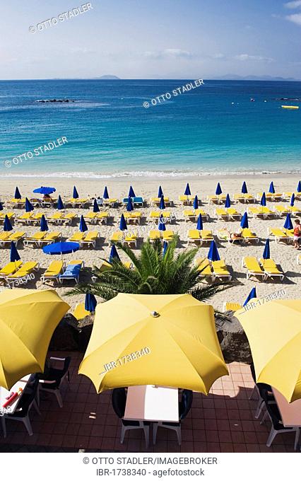 Yellow sun umbrellas on a sandy beach, Playa Dorada, Playa Blanca, Lanzarote, Canary Islands, Spain, Europe
