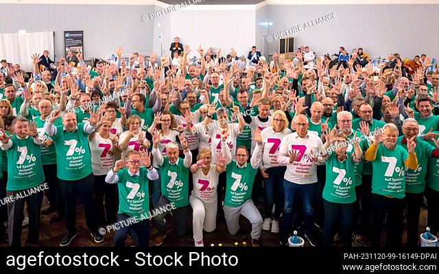 20 November 2023, Lower Saxony, Wilhelmshaven: Delegates of the hotel and restaurant association Dehoga in Lower Saxony wear T-shirts with the slogan ""7% on...