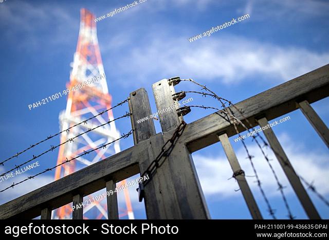 30 September 2021, Bavaria, Heidenheim: A gate blocks access on the Dürrenberg to a radio tower of a former US military radio station
