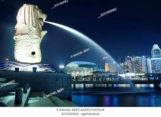 Sight of Merlion and the Esplanade from Marina Bay, Singapore, Asia