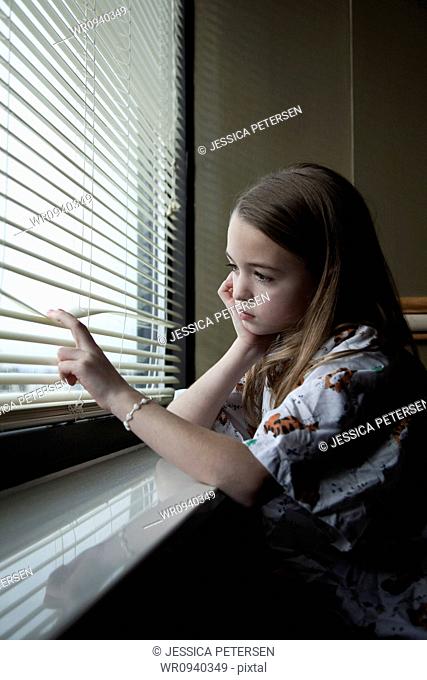 USA, Utah, Payson, Girl 8-9 looking through window