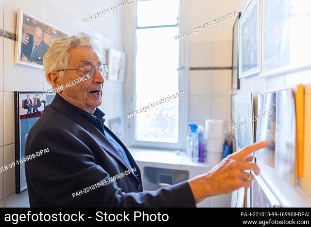18 October 2022, North Rhine-Westphalia, Cologne: Gerhart Baum (FDP), former Federal Minister of the Interior, stands in the bathroom of his apartment