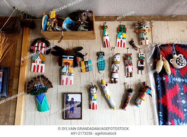 USA, Arizona, Hopi reservation, Roger Jackson hopi kachinas craftsman in Hostervilla with his family